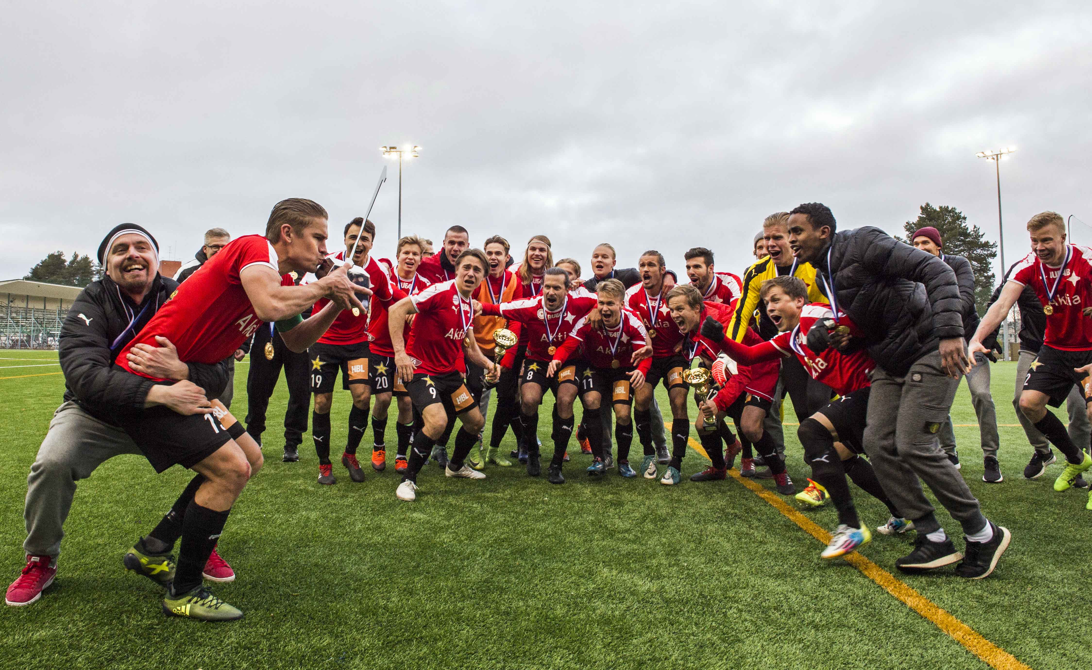 HIFK joukkue valmiina voittotuuletukseen kapteeni Esa Terävän johdolla