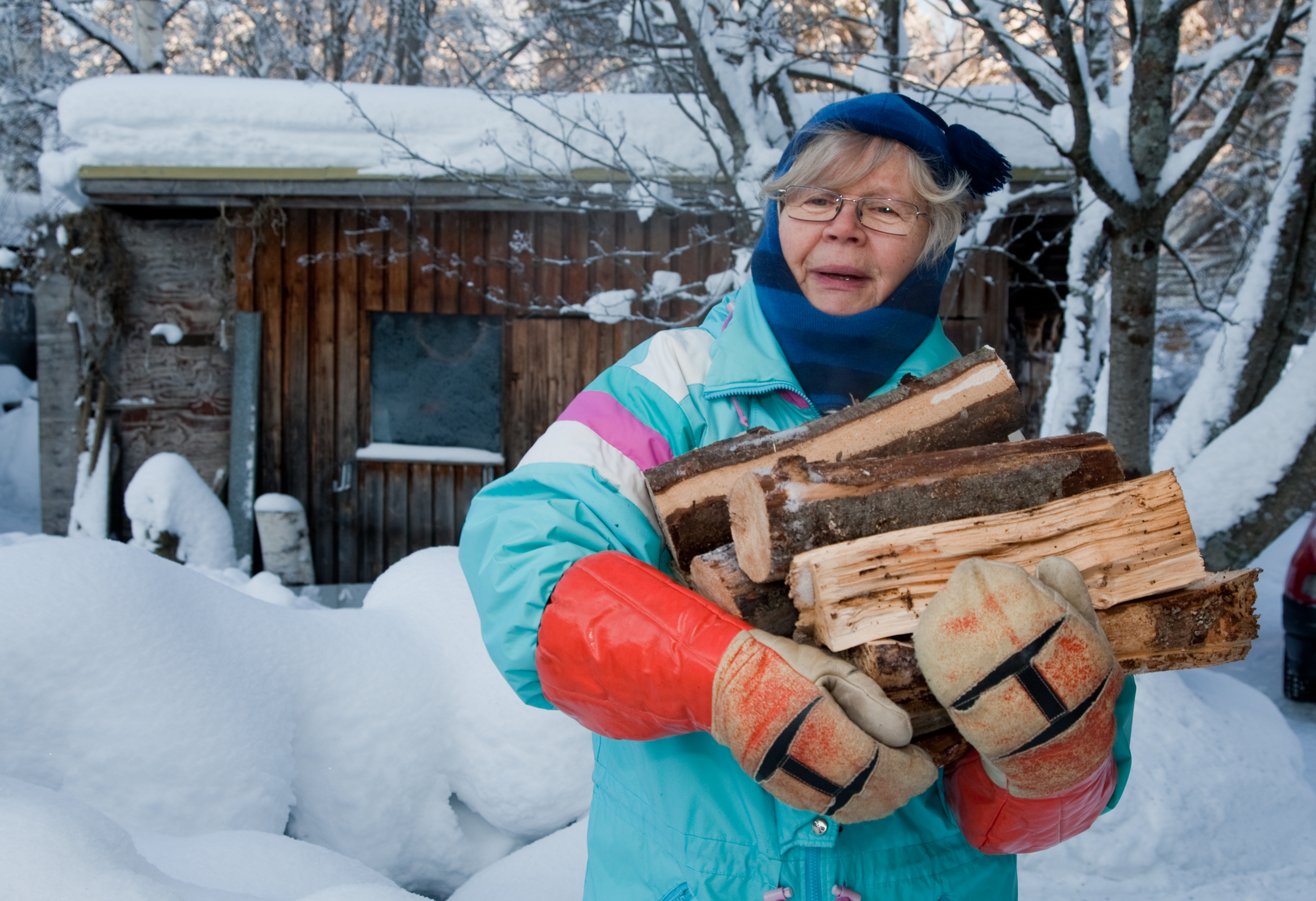 maija rusanen kantaa halkoja (1 of 1)